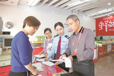 圖為“五一”期間，浙江省淳安縣紀(jì)委監(jiān)委聯(lián)合稅務(wù)部門(mén)對(duì)當(dāng)?shù)赝撂禺a(chǎn)店進(jìn)行檢查，核對(duì)銷(xiāo)售臺(tái)賬和相關(guān)票據(jù)清單。毛勇鋒 攝