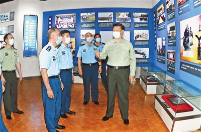 八一建軍節(jié)到來之際，中共中央總書記、國家主席、中央軍委主席習(xí)近平7月23日到空軍航空大學(xué)視察，代表黨中央和中央軍委，向?qū)W校師生員工致以誠摯問候，向全體人民解放軍指戰(zhàn)員、武警部隊官兵、民兵預(yù)備役人員致以節(jié)日祝賀。這是習(xí)近平參觀學(xué)校航空館。新華社記者 李剛 攝