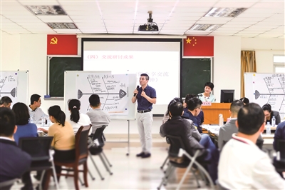 廣東省深圳市龍崗區(qū)上好警示教育“精品課”“現場課”“定制課”，筑牢黨員干部拒腐防變思想防線。圖為該區(qū)紀委監(jiān)委干部為區(qū)委黨校學員講授以懺悔錄、警示教育片為素材的情景式、互動式警示教育“精品課”。陳惠玲 攝