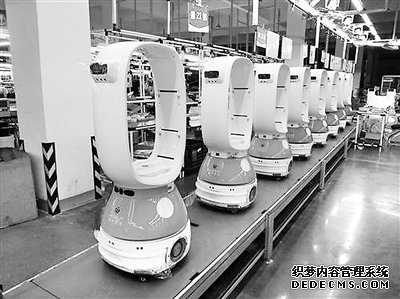 圖為國內(nèi)一家企業(yè)流水生產(chǎn)線上的配送機(jī)器人產(chǎn)品。 （資料圖片）