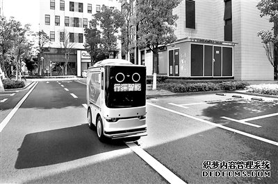 圖為配送機(jī)器人在湖南省長沙市經(jīng)開區(qū)東方智造港內(nèi)為企業(yè)配送午餐。 新華社記者 薛宇舸 攝