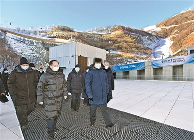 1月18日至20日，中共中央總書(shū)記、國(guó)家主席、中央軍委主席習(xí)近平在北京、河北考察，并主持召開(kāi)北京2022年冬奧會(huì)和冬殘奧會(huì)籌辦工作匯報(bào)會(huì)。這是18日下午，習(xí)近平在位于北京市延慶區(qū)的國(guó)家高山滑雪中心考察調(diào)研。 新華社記者 岳月偉 攝