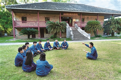 黨史學習教育開展以來，江西省尋烏縣分批次組織黨員干部來到尋烏調(diào)查紀念館，重走調(diào)查之路、重溫入黨誓詞。圖為該縣供電公司黨員干部在毛澤東同志當年開展尋烏調(diào)查的舊居前接受黨史教育。曾青松 攝