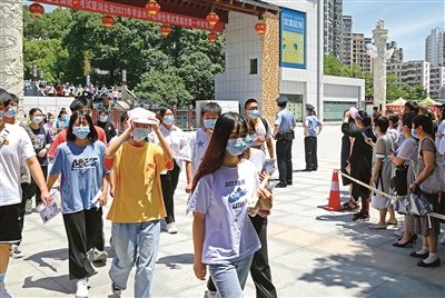 今年，湖北省普通高等學(xué)校招生考試采用“3+1+2”選考新模式。圖為6月7日考試第一天，在湖北省恩施市第一中學(xué)考點(diǎn)，考生在首場(chǎng)考試結(jié)束后走出考場(chǎng)。譚華 攝