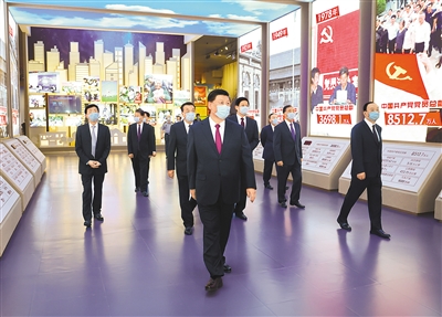 6月18日，黨和國(guó)家領(lǐng)導(dǎo)人習(xí)近平、李克強(qiáng)、栗戰(zhàn)書、汪洋、王滬寧、趙樂(lè)際、韓正、王岐山等在中國(guó)共產(chǎn)黨歷史展覽館參觀“‘不忘初心、牢記使命’中國(guó)共產(chǎn)黨歷史展覽”。  新華社記者 鞠鵬 攝