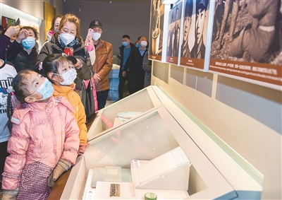 2021年3月5日，重新修繕后的遼寧撫順雷鋒紀念館正式開放，全國各地群眾來到雷鋒紀念館參觀，了解雷鋒事跡，踐行雷鋒精神。（圖片來源：人民視覺）