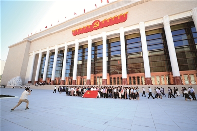 猶如一部立體黨史書，中國(guó)共產(chǎn)黨歷史展覽館記錄著一個(gè)百年大黨砥礪奮進(jìn)的崢嶸歲月。圖為黨員干部在參觀中國(guó)共產(chǎn)黨歷史展覽館。 （圖片來(lái)源：人民視覺(jué)）