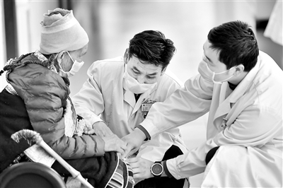 近年來(lái)，甘肅省甘南藏族自治州大力發(fā)展藏醫(yī)藥特色診療服務(wù)，構(gòu)建完善藏醫(yī)醫(yī)療服務(wù)網(wǎng)絡(luò)，同時(shí)通過(guò)提高藏醫(yī)藥報(bào)銷比例等方式，有效減輕患者就醫(yī)負(fù)擔(dān)，受到農(nóng)牧民群眾歡迎。圖為近日，甘南藏族自治州碌曲縣藏醫(yī)院主治醫(yī)師在查看患者病情。新華社記者 陳斌 攝