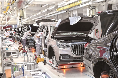 近年來，我國內(nèi)需潛力不斷釋放，國內(nèi)大循環(huán)活力日益強(qiáng)勁。數(shù)據(jù)顯示，中國一汽集團(tuán)旗下紅旗品牌汽車今年1-7月累計(jì)銷量突破87500輛，同比增長108%，持續(xù)保持逆勢上揚(yáng)態(tài)勢。圖為工人在紅旗工廠總裝車間裝配車輛。新華社記者 張楠 攝