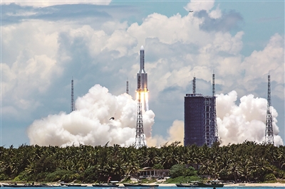 截至8月28日10時8分，我國首次火星探測任務“天問一號”探測器飛行里程已達1億千米，探測器姿態(tài)穩(wěn)定、能源平衡，多個載荷完成自檢，確認設備狀態(tài)正常，相關工作正按計劃穩(wěn)步推進。圖為7月23日，天問一號探測器由長征五號遙四運載火箭發(fā)射升空。（圖片來源：視覺中國）