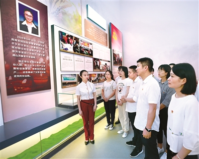 清明節(jié)來臨之際，廣西壯族自治區(qū)百色市紀委監(jiān)委組織紀檢監(jiān)察干部到黃文秀先進事跡展廳，開展學習緬懷黃文秀先進事跡、弘揚傳承黃文秀精神活動。黃夏 攝