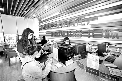 在四川省成都市錦江區(qū)三圣街道喜樹路社區(qū)，居民通過手機掃描“成都教育”發(fā)布的微信公眾號二維碼就可以在線上辦理外地子女入學(xué)申報，在互聯(lián)網(wǎng)的時代下，真正享受到數(shù)字化服務(wù)帶來的智慧便捷。封金劍 攝