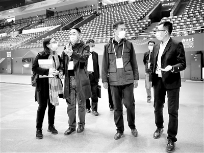 北京市紀委監(jiān)委聚焦“兩個維護”強化政治監(jiān)督，通過對冬奧會籌辦開展專項監(jiān)督，確保黨中央決策部署貫徹落實到位。圖為北京市紀委監(jiān)委第一監(jiān)督檢查室會同駐市委宣傳部紀檢監(jiān)察組對國家體育館冬奧會冬殘奧會籌辦工作開展監(jiān)督檢查。楊婷 攝