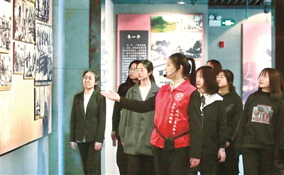 2021年4月，江蘇省揚州大學(xué)在黨史學(xué)習(xí)教育中組織學(xué)生代表來到革命烈士陵園開展愛國主義教育，由部分大學(xué)生組成講解團，給同學(xué)講解黨史，弘揚愛國主義精神。（圖片來源：人民視覺）