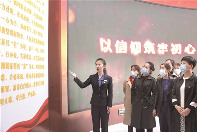 圖為寧夏回族自治區(qū)人民醫(yī)院組織黨員干部來到警示教育中心，通過講解員介紹近年來全區(qū)查處的醫(yī)療領(lǐng)域腐敗典型案例，讓重要部門和關(guān)鍵崗位干部職工保持自警自省。張文 攝