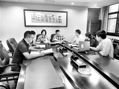 圖為四川省紀(jì)委監(jiān)委案件審理室工作人員圍繞楊震案有關(guān)問題進(jìn)行討論。侯榮 攝