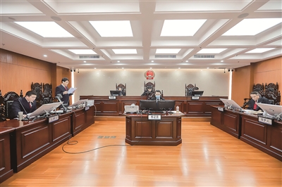 圖為4月9日，無錫市中級(jí)人民法院一審開庭審理?xiàng)钊A慶涉嫌職務(wù)犯罪案件。黃星 攝