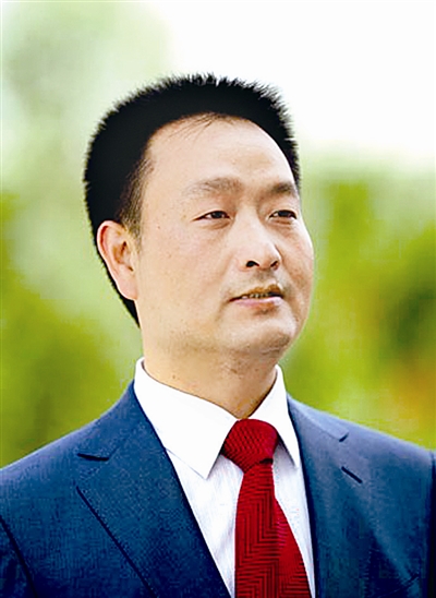 裴春亮,現(xiàn)任中共河南省第十屆委員會(huì)候補(bǔ)委員、河南省輝縣市裴寨社區(qū)黨總支書(shū)記、裴寨村黨支部書(shū)記。