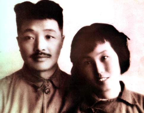 1942年8月1日，賀龍與薛明結(jié)婚時(shí)留影
