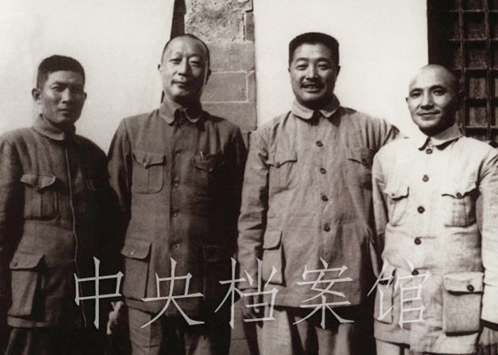 1949年，賀龍與鄧小平（右一）、聶榮臻（左二）、蔡樹藩（左一）在河北平山縣西柏坡合影