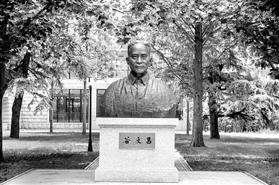 圖為中央黨校校園內(nèi)的谷文昌塑像。