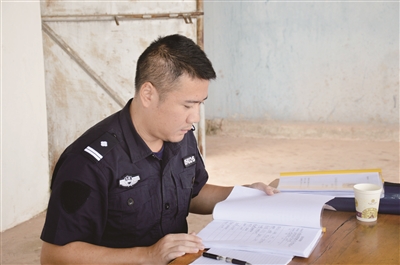 圖為今年5月，白凡在邊境江城縣開(kāi)展疫情防控監(jiān)督檢查。 （云南省紀(jì)委監(jiān)委供圖）