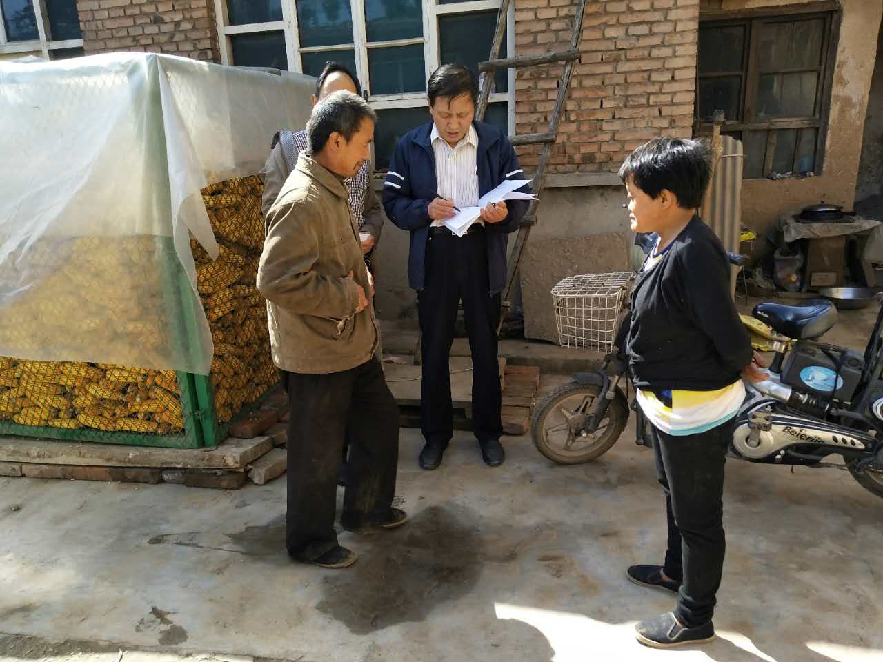 樊志榮(右二)走訪貧困家庭