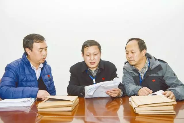 樊志榮(中)與同事一起研究案情