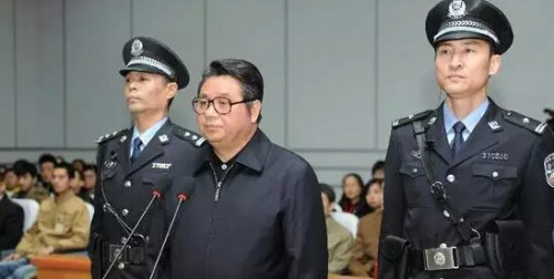 2月28日，倪發(fā)科（中）在庭審宣判現(xiàn)場。