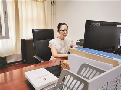 圖為傅玉慧在分析研判案件材料。(中央紀(jì)委國家監(jiān)委第十三審查調(diào)查室供圖)