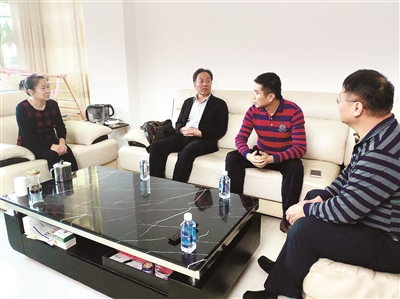 曾擔(dān)任海南省紀(jì)委監(jiān)委第五監(jiān)督檢查室黨支部紀(jì)檢委員的鄭家寧（右二）生前與同事一起對(duì)支部黨員進(jìn)行家訪。張涵 攝