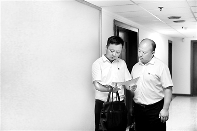 圖為陜西省紀(jì)委監(jiān)委第七監(jiān)督檢查室辦案人員正在調(diào)查取證。 賈佳 攝