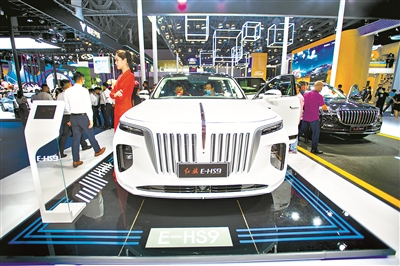 2021年8月29日，第二十四屆成都國(guó)際汽車(chē)展覽會(huì)開(kāi)幕，多款國(guó)產(chǎn)品牌汽車(chē)首發(fā)，新能源車(chē)展館吸引觀眾參觀。圖為觀眾在紅旗品牌展臺(tái)參觀。（圖片來(lái)源：視覺(jué)中國(guó)）