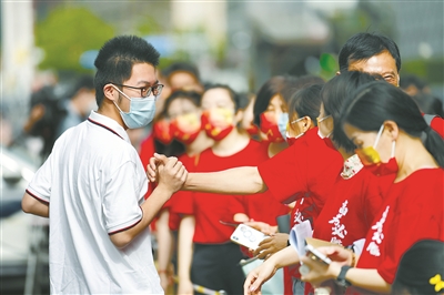 建團100周年、雙奧之城進入高考作文試題