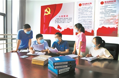 違規(guī)兼職、掛證取酬、退休兼職……警惕權(quán)力尋租變現(xiàn)的“過墻梯”