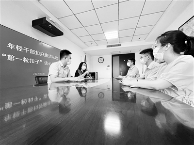 引導(dǎo)年輕干部扣好第一?？圩?></div>
                            </a>
                        </li>
                        
                        <li id=